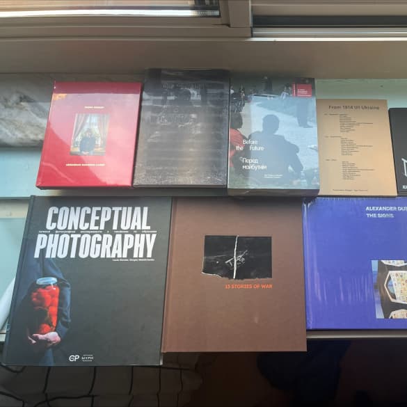 Книга Conceptual Photography від Creative Publishing та MYPH в музеї сучасного мистецтва MoMA в Нью-Йорку