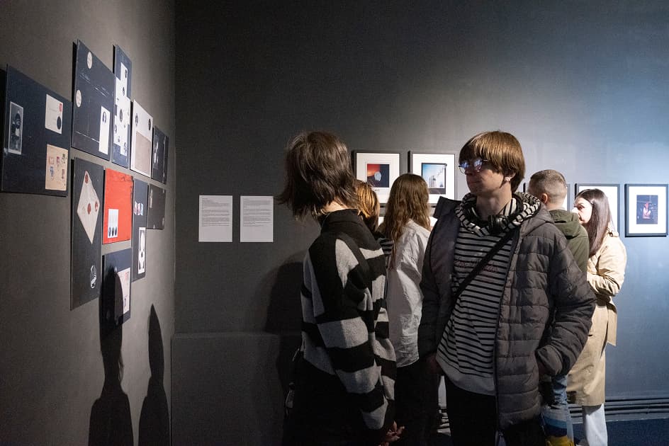 Виставка переможниць та переможців конкурсу MYPH PHOTOGRAPHY PRIZE 2024 в Асортиментній Кімнаті