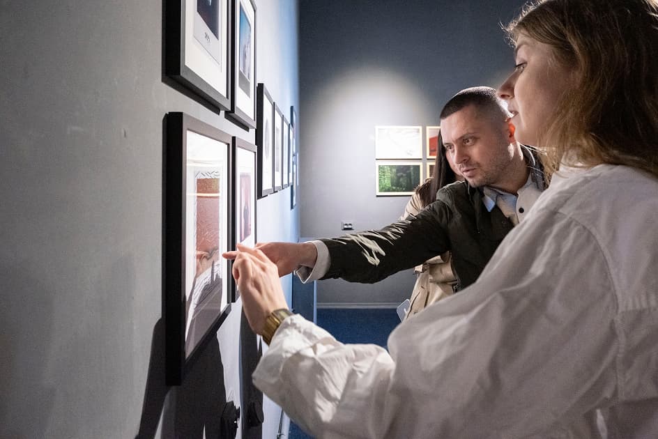 Виставка переможниць та переможців конкурсу MYPH PHOTOGRAPHY PRIZE 2024 в Асортиментній Кімнаті