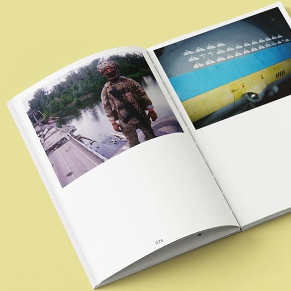 В Україні випустили книгу з фотоплівками військових